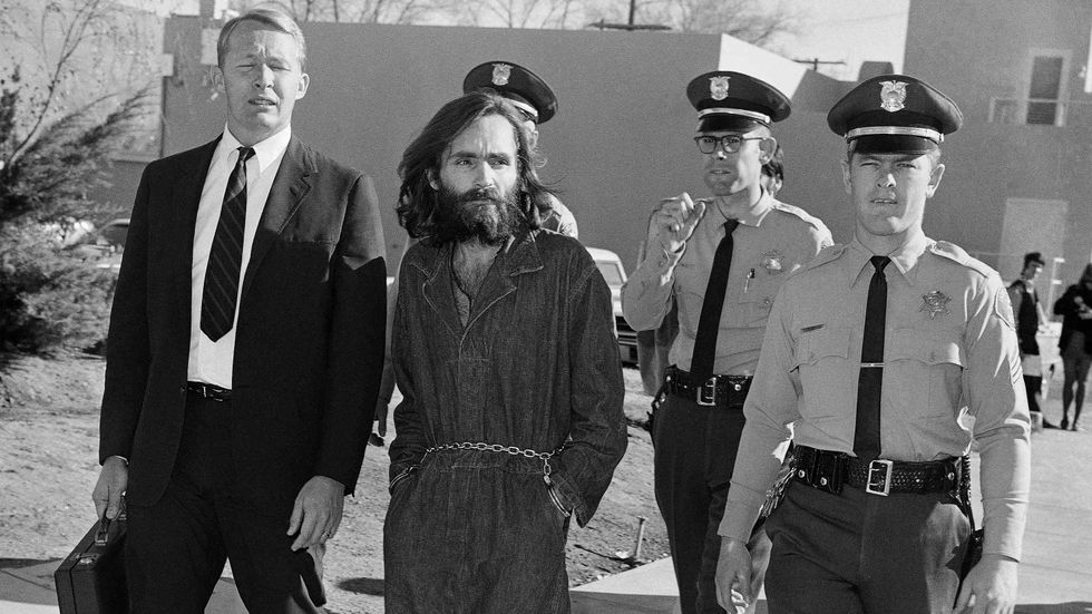 Charles Manson förs till rättegång i december 1969. Arkivbild.