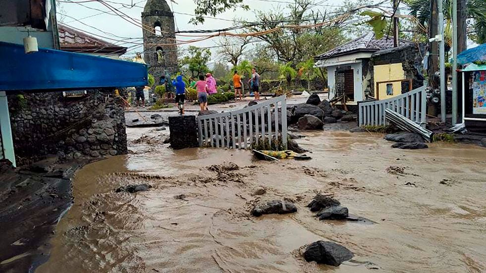 Stora områden har översvämmats i spåren av supertyfonen Gonis framfart i Filippinerna.