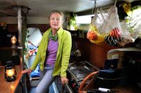 Linda Lindenau håller kurser och skriver böcker för att få kvinnor att våga ta befälet i båten. För egen del är hon seglat både till Kanarieöarna och i Antarktis. Nu är hon inne på sin fjärde båt, Tordmulen, en Targa 96.