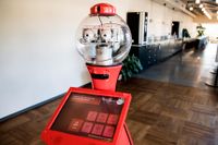 Roboten Scitos testas i receptionen på Marginalen Bank, där den tar emot kunder.