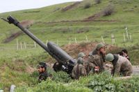 Armeniska soldater vid en haubits i Nagorno-Karabach i en bild från 2016.