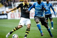 AIK:s Panajotis Dimitriadis (tv) i kamp om bollen med Halmstads King Osei Gyan under den allsvenska premiär mellan AIK och Halmstads BK på Friends Arena i Stockholm i april.