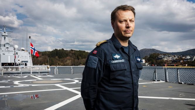 Norges marinchef Trond Gimmingsrud ombord på fregatten KNM Roald Amundsen. Den svenska marinen har inga fregatter.