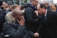 Franska presidenten Francois Hollande tar i hand med en sörjande.