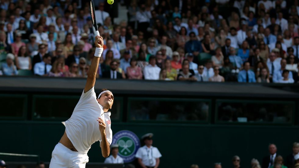 Roger Federer möter Rafael Nadal i semifinalen i Wimbledon i giganternas första möte i turneringen på elva år.