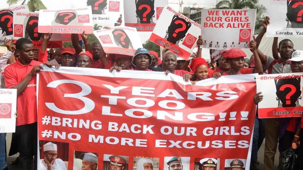 En demonstration i Nigeria i april till stöd för de kidnappade kvinnorna och flickorna. Arkivbild.