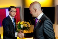Sverigedemokraternas Jimmie Åkesson skakar hand med Moderaternas dåvarande ledare Fredrik Reinfeldt efter en SVT-debatt 2013.