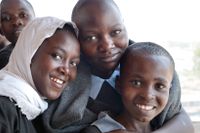 Khadijah Ali, Daisy Mutuka och Lucy Wambui – tre av flickorna i Nairobi som fått ett set sanitetsbindor från Afripads. ”Det är inte pinsamt att prata om mens”, säger Khadijah Ali.