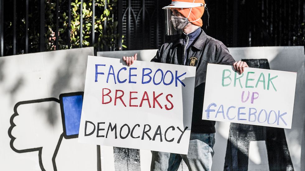 Demonstranter utanför Mark Zuckerbergs hem för att protestera mot att Facebook enligt demonstranterna sprider felaktig information. 