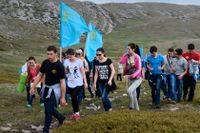 Unga krimtatarer bestiger berget Tjatyrdag på Krim. Arkivbild från 2015.