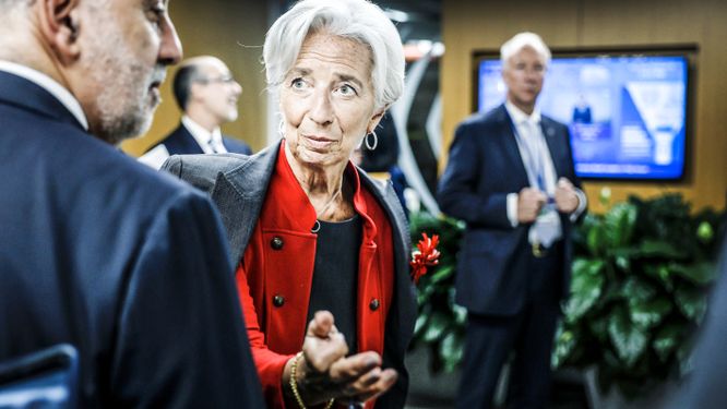Det skakar i den europeiska bankvärlden. Nu är det ECB-chefen Christine Lagardes uppgift att undvika kris.