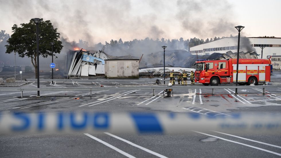 En tennishall i Täby har förstörts i en brand.