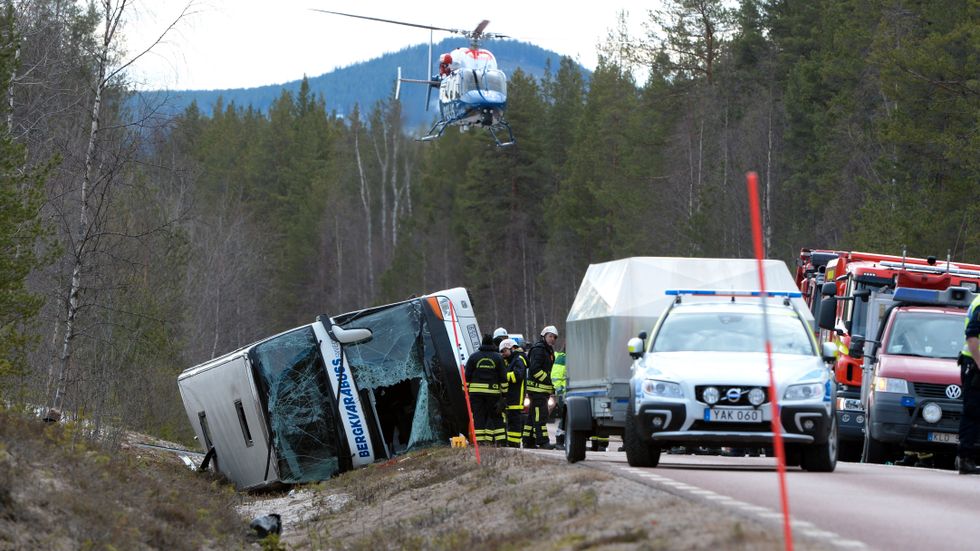 Räddningstjänst, polis och ambulans vid olycksplatsen nära Sveg, där en buss på skidresa välte en morgon i början av april 2017. Tre personer omkom och 38 skadades. Arkivbild.