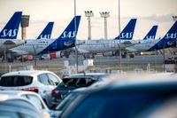 SAS-flyg står parkerade på rad på Kastrups flygplats på måndagskvällen efter det att piloterna tagits ut i strejk.