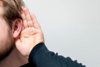Karin Thunberg frågar sig varför en hörapparat är så mycket mer stigmatiserande än till exempel ett par glasögon.
