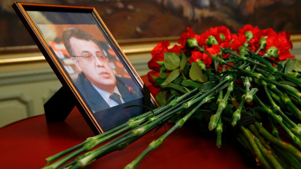 Blommor vid ett porträtt av den mördade ryske ambassadören Andrej Karlov. Arkivbild.