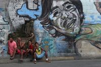 Ungdomar på en gata i Caracas. Krisen i deras land blir allt värre. Men nu kan förhandlingar vara på gång.