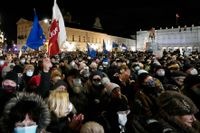 Tusentals människor demonstrerade runt om i Polen på söndagen mot ett lagförslag om en djupt kritiserad medielag. Här i huvudstaden Warszawa.