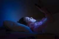 En anledning till att vissa tonåringar inte vill lägga sig är ett socialt tryck att inte vara tråkig. ”Det kräver mycket att låta bli att kolla mobilen om den plingar mitt i natten”, säger sömnforskaren Ida Flink. 