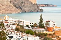 Praia da Luz Lagos på Algarvekusten, dit svenska pensionärer söker sig till tack vare de extremt fördelaktiga skattereglerna. Vissa använder sig av svensktricket: att köpa billigt i Portugal, skriva sig där, och sedan bo i Spanien.