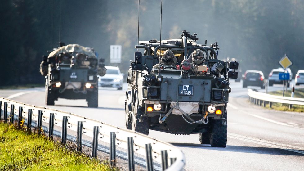 Militärfordon från länder i Nato kör genom västra Sverige på väg till en övning i Norge. Arkivbild.