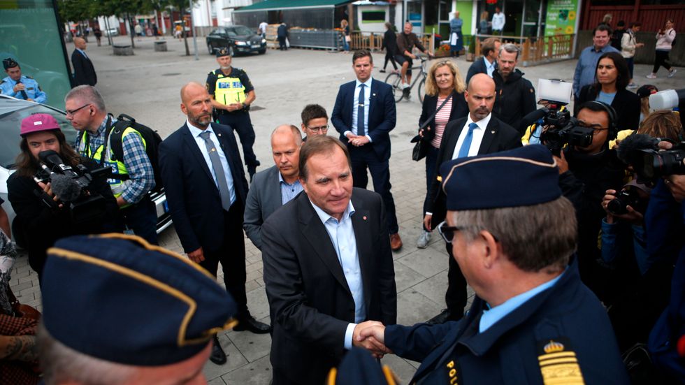 Statsminister Stefan Löfven (S) och justitie- och inrikesminister Morgon Johansson (S) träffar polismän på Frölunda torg i Göteborg under tisdagen.
