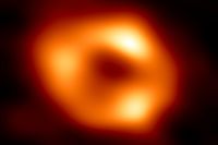 Första bilden på svarta hålet Sagittarius A*, vars massa antas vara omkring fyra miljoner gånger större än solens.
