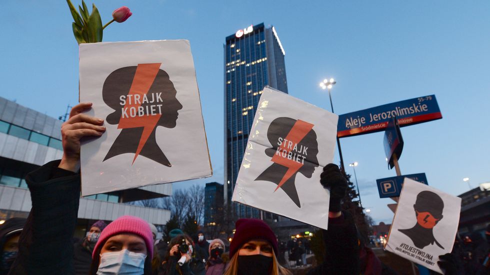 Kvinnostrejk, en polsk kvinnorättsorganisation, demonstrerade mot abortlagarna på 8 mars i fjol. Nu har landet utökat kontrollen, menar de. Arkivbild.