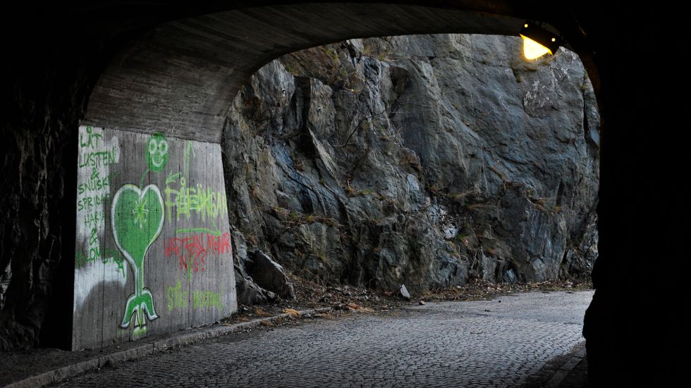 Graffiti på vägg i tunnel i Stockholm.