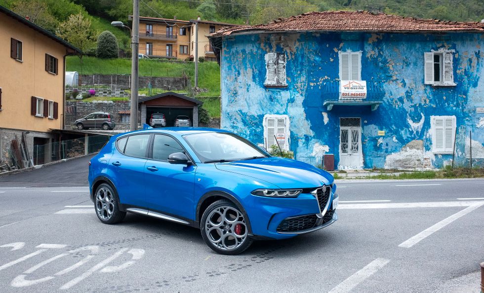 År 2024 kommer Alfa Romeos första elbil och 2027 ska man ställa om till att bara sälja rena elbilar, så den drivlina vi kör blir inte så långlivad.
