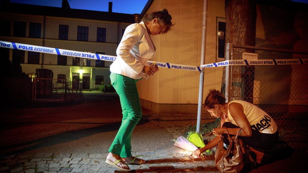 Sörjande lägger  blommor på mordplats i Malmö.