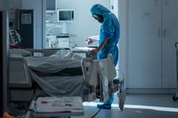 Avancerad medicinsk och kirurgisk behandling kräver tillgång till både IVA-platser och vanliga vårdplatser, skriver artikelförfattarna. 