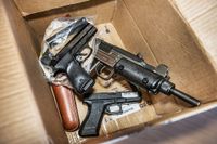 Illegala vapen beslagtagna av Tullverket. Nya siffror visar att största delen av alla smugglingsförsök numera sker i det vanliga postflödet - 7 av 10 vapen.  