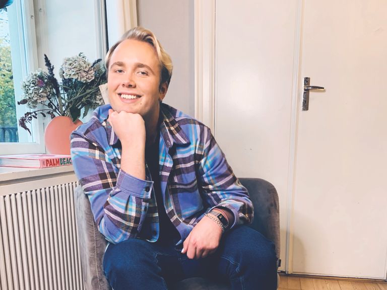  Edvin Törnblom är influencer och programledare som tillsammans med Johanna Nordström har podcasten Ursäkta.