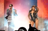 Jay Z och Beyonce uppträder på Rose Bowl, 2 augusti 2014.