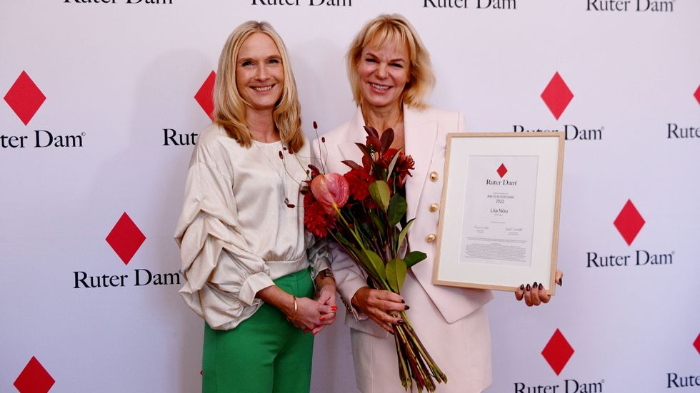 Marika Lundsten, vd Ruter Dam, tilldelar Liia Nõu, vd Pandox, utmärkelsen Årets Ruter Dam under en prisceremoni på Grand Hotel.