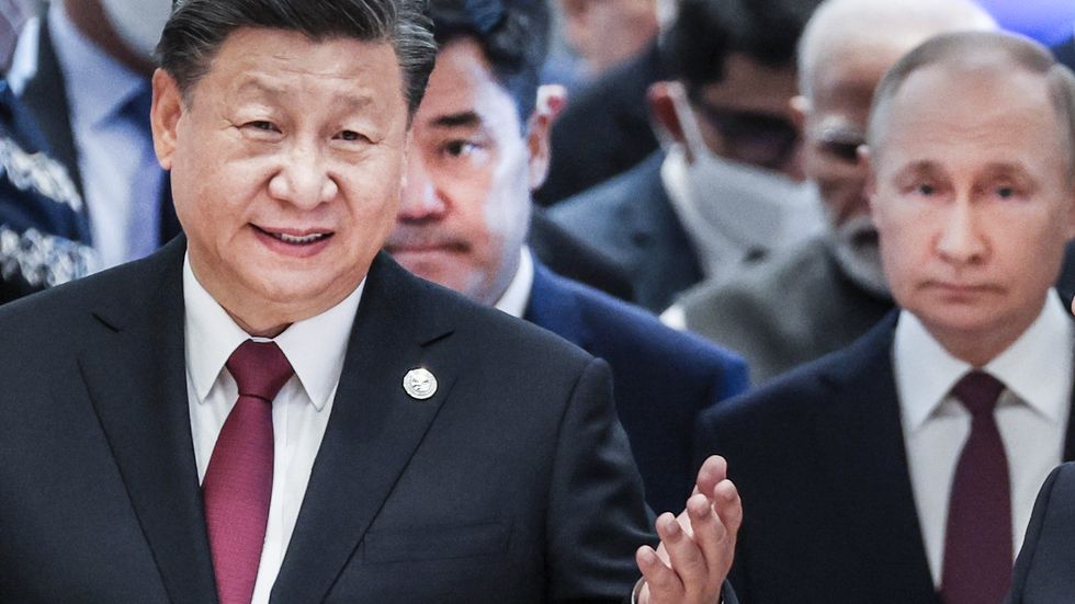 Kinas president Xi Jinping och Rysslands president Vladimir Putin anländer till Shanghaigruppens möte i Samarkand.