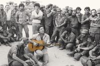 Leonard Cohen sjunger för israeliska soldater på omslagsbilden till Matti Friedmans ”Who by fire: Leonard Cohen in the Sinai”. 