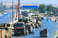 En turkisk militärkonvoj som fastnat norr om staden Khan Sheikhun i nordvästra Syrien sedan staden intagits av regimen.