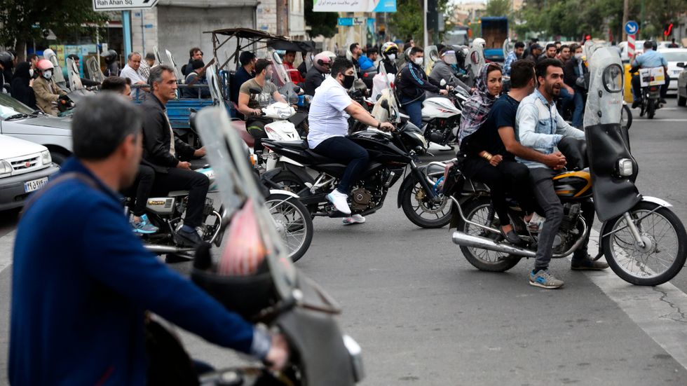 Iran har lättat på reserestriktioner trots att coronaepidemin ännu inte är över. Här ses motorcyklister i huvudstaden Teheran.