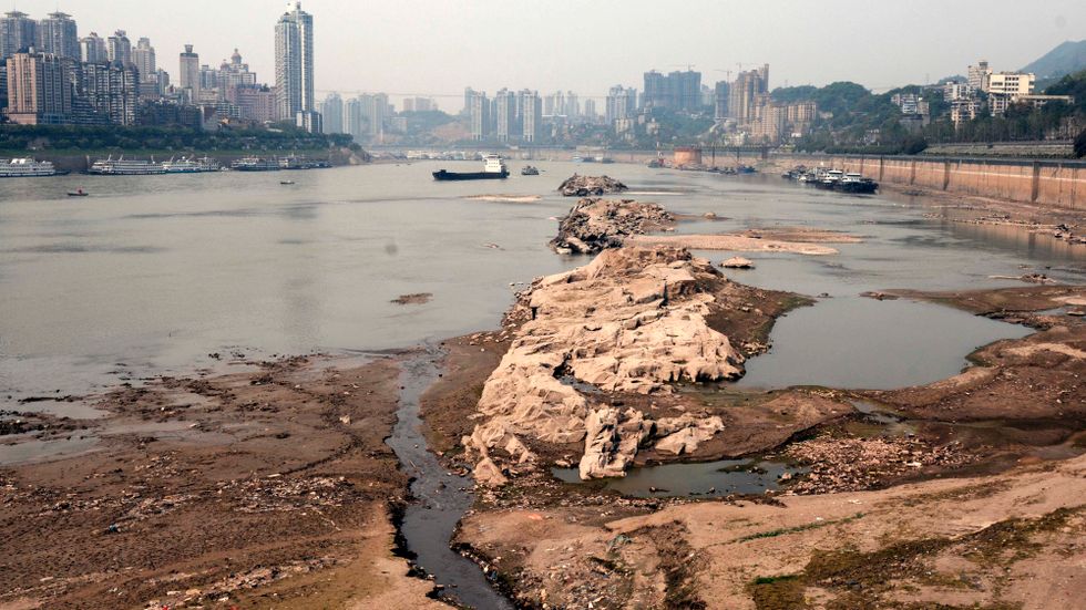 Yangtzefloden vid Qhongqing under en period av torka 2011.
