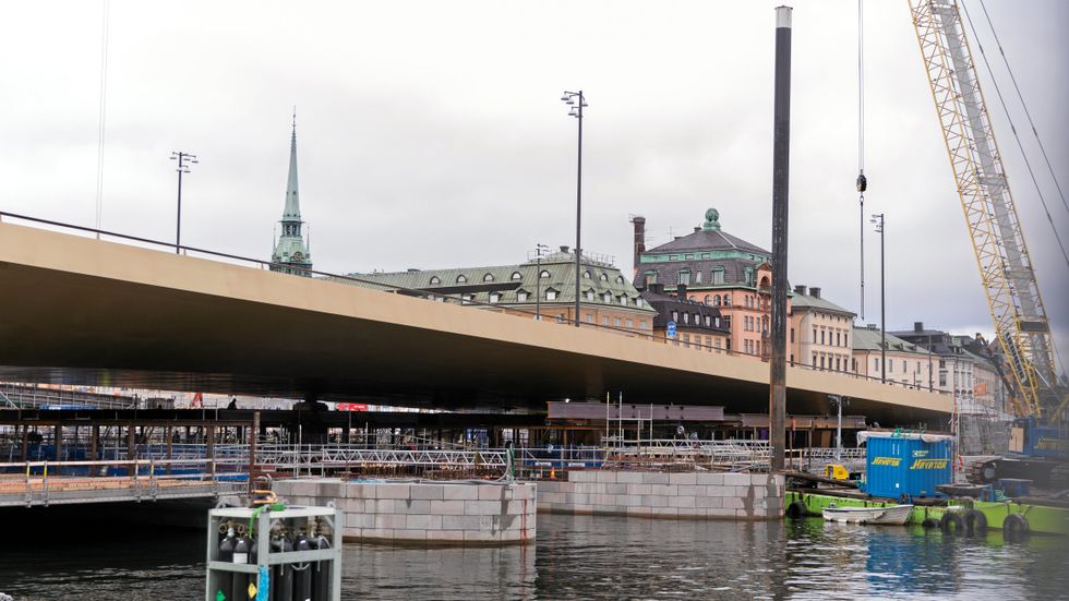 På plats: den guldfärgade bron som ska förbinda Södermalm och Gamla stan vid Slussen.
