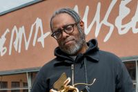 Sverigeaktuella Arthur Jafa med guldlejonet som han belönades med på årets Venedigbiennal. Pressbild.