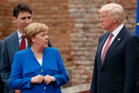 Donald Trump och Angela Merkel under G7-mötet. I bakgrunden till vänster syns även Kanadas premiärminister Justin Trudeau och EU:s rådsordförande Donald Tusk.