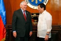 USA hjälper Filippinerna mot IS, sade utrikesminister Rex Tillerson inför sitt samtal med president Rodrigo Duterte.