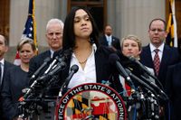 Marylands delstatsåklagare, Marilyn Mosby, åtalar sex polismän i Baltimore för bland annat mord på den 25-åriga svarta amerikanen  Freddie Gray.