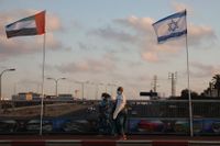 Emiratiska och israeliska flaggor vajar i vinden på Fredsbron i israeliska Netanya.