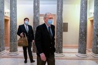 Mitch McConnell lämnar Kapitolium i Washington DC.