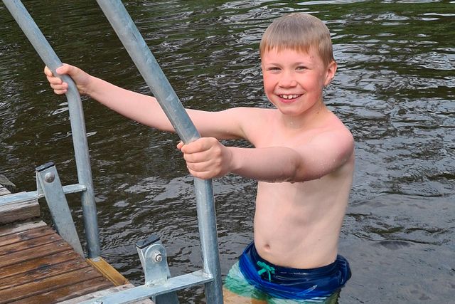 Theo gillar att simma, bada och hoppa från bryggan. Han går även i simskola och många av simmärkena har han tagit där.