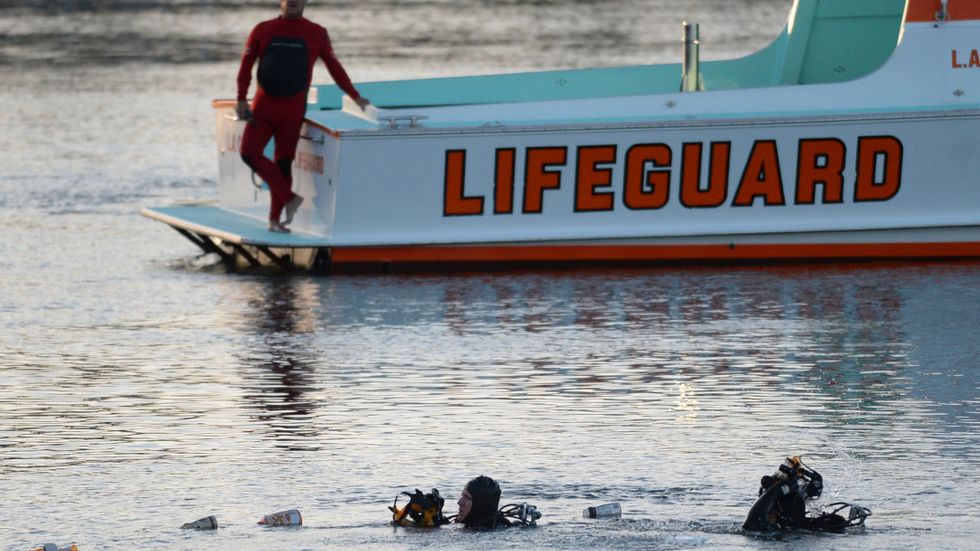 Dykare söker i vattnet där Ali Elmezayen körde ner bilen med sina söner och sin fru i, den 9 april 2015.